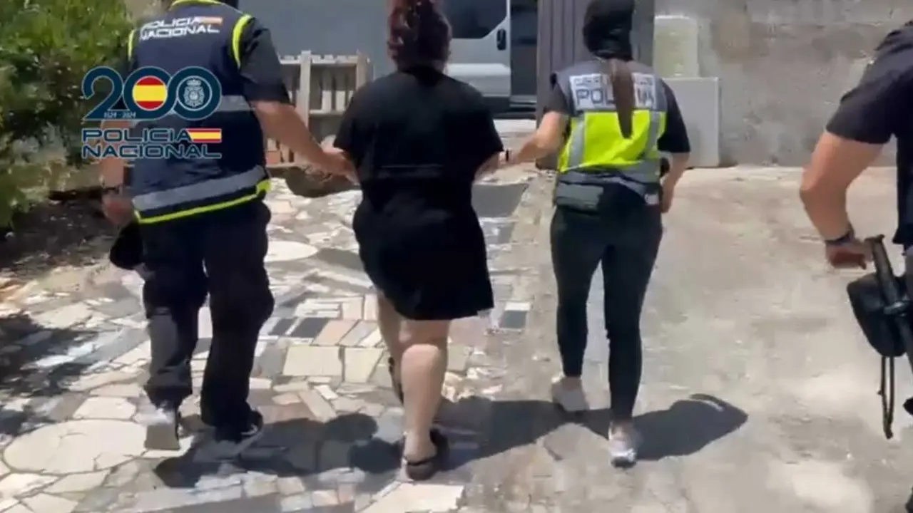 Agentes de la Polic&iacute;a con una de las detenidas de la organizaci&oacute;n que explotada sexualmente a mujeres de origen chino.