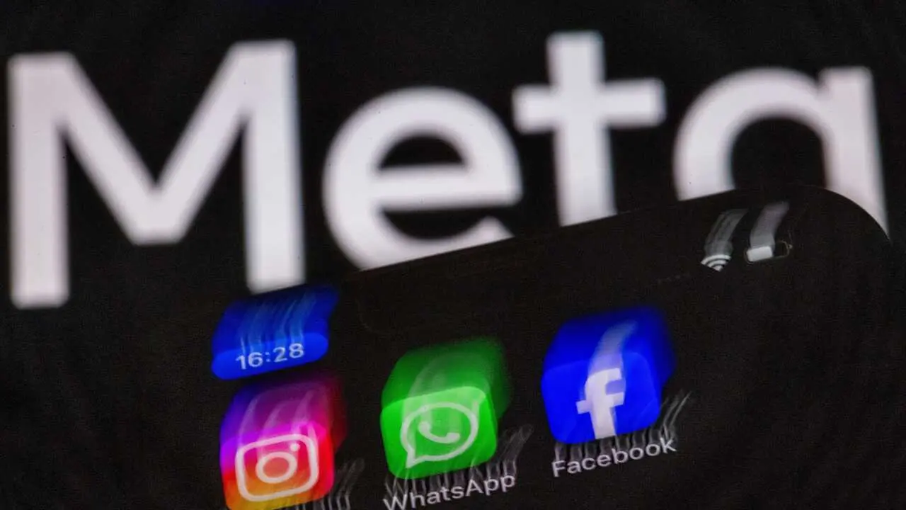 Archivo - Fotograf&iacute;a de archivo de los logos de Instagram, Facebook y WhatsApp en un tel&eacute;fono m&oacute;vil, con el logo de Meta de fondo