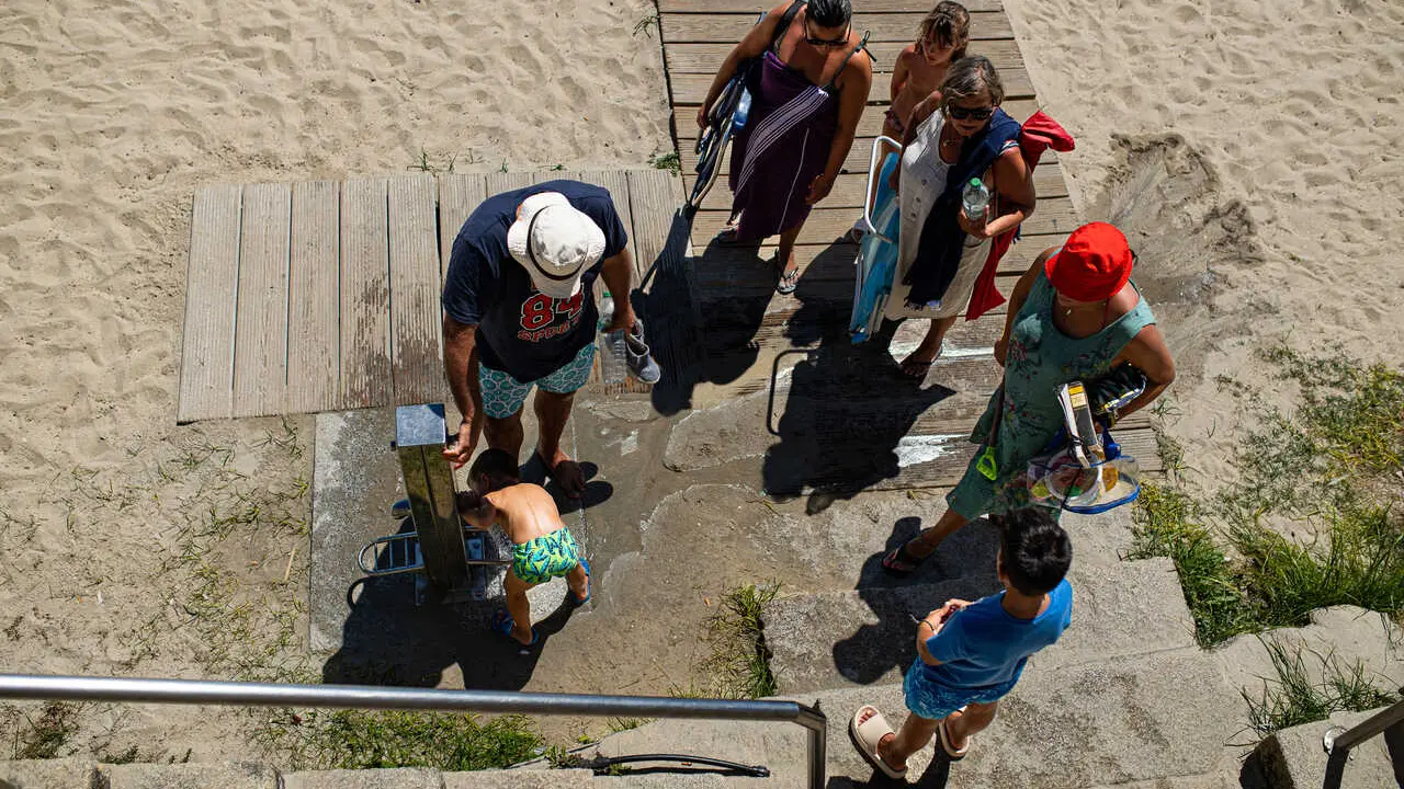 Archivo - Varias personas en la playa, en Pontevedra, Galicia (Espa&ntilde;a). 