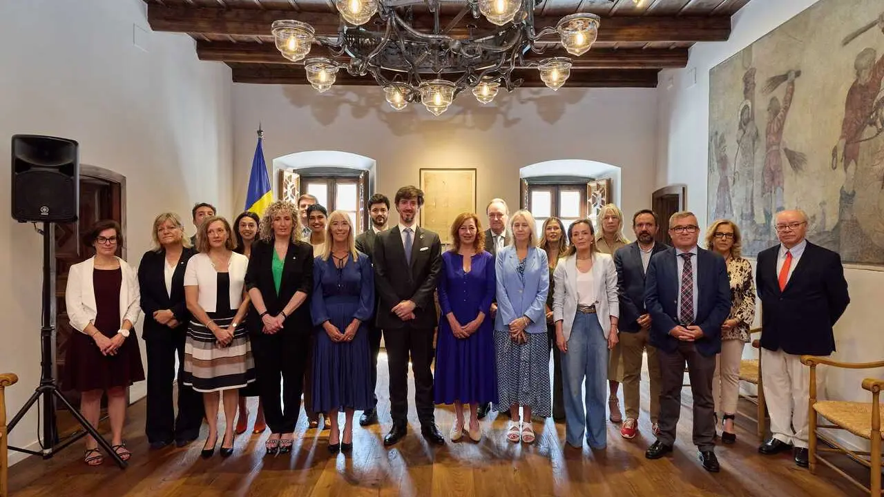 Foto de fam&iacute;lia de la delegaci&oacute;n espa&ntilde;ola y los parlamentarios andorranos.