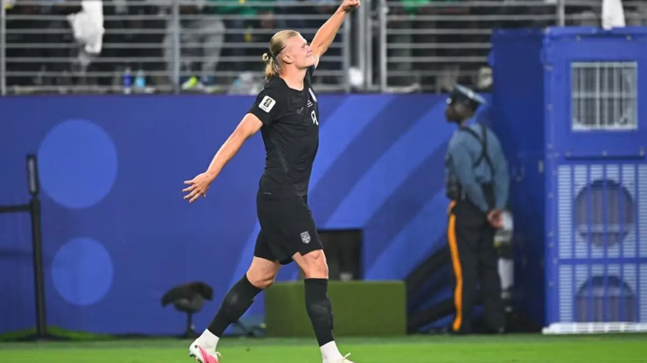 Haaland celebrando el tercer gol de Noruega ante Senegal