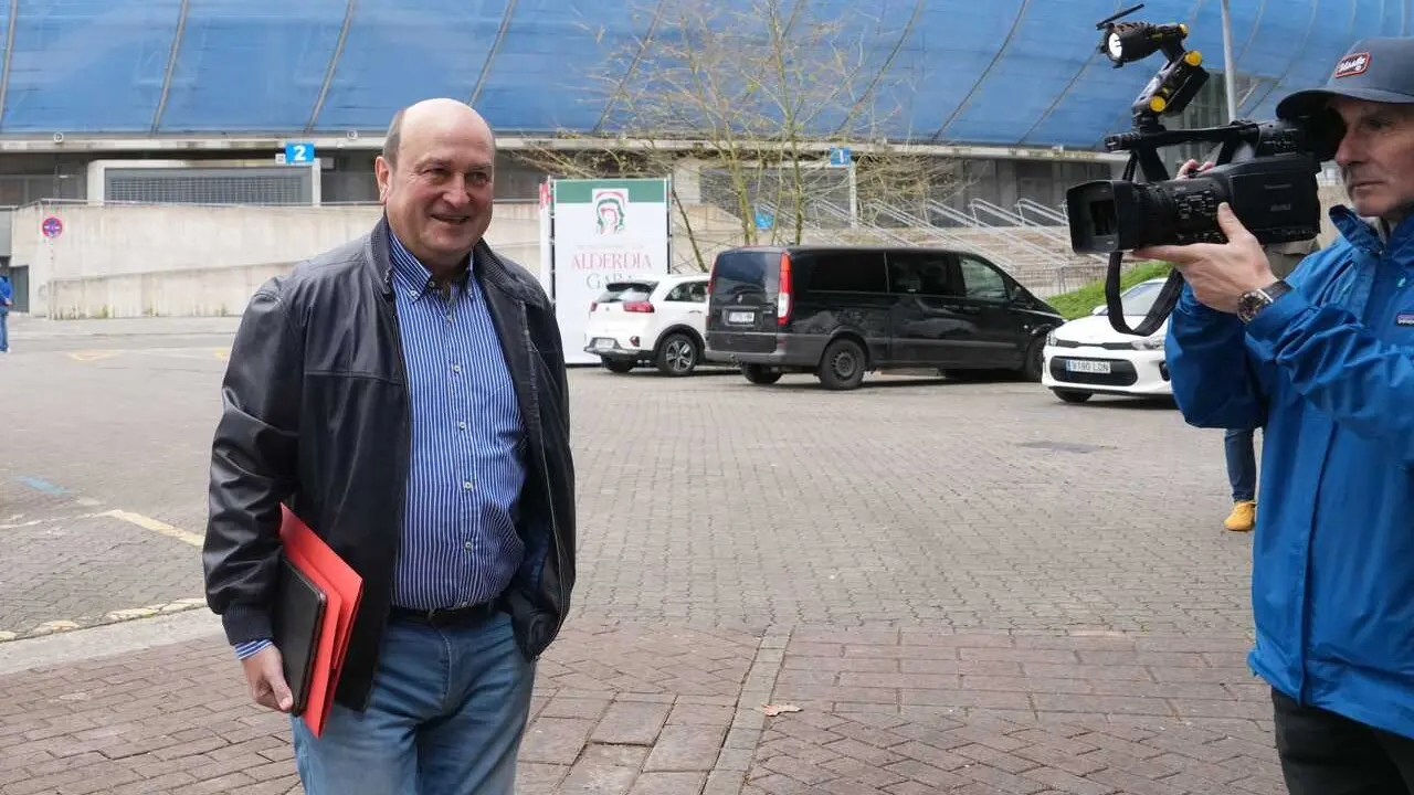 Archivo - El presidente del Euzkadi Buru Batzar, Andoni Ortuzar, a su llegada a la acreditaci&oacute;n de los integrantes a la IX Asamblea General del PNV, en el front&oacute;n Atano III de San Sebasti&aacute;n, a 29 de marzo de 2025, en San Sebasti&aacute;n, Guip&uacute;zcoa, Pa&iacute;s Vasco (