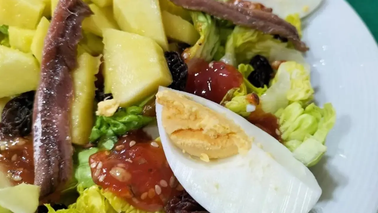Ensalada de cogollos con mango y anchoas