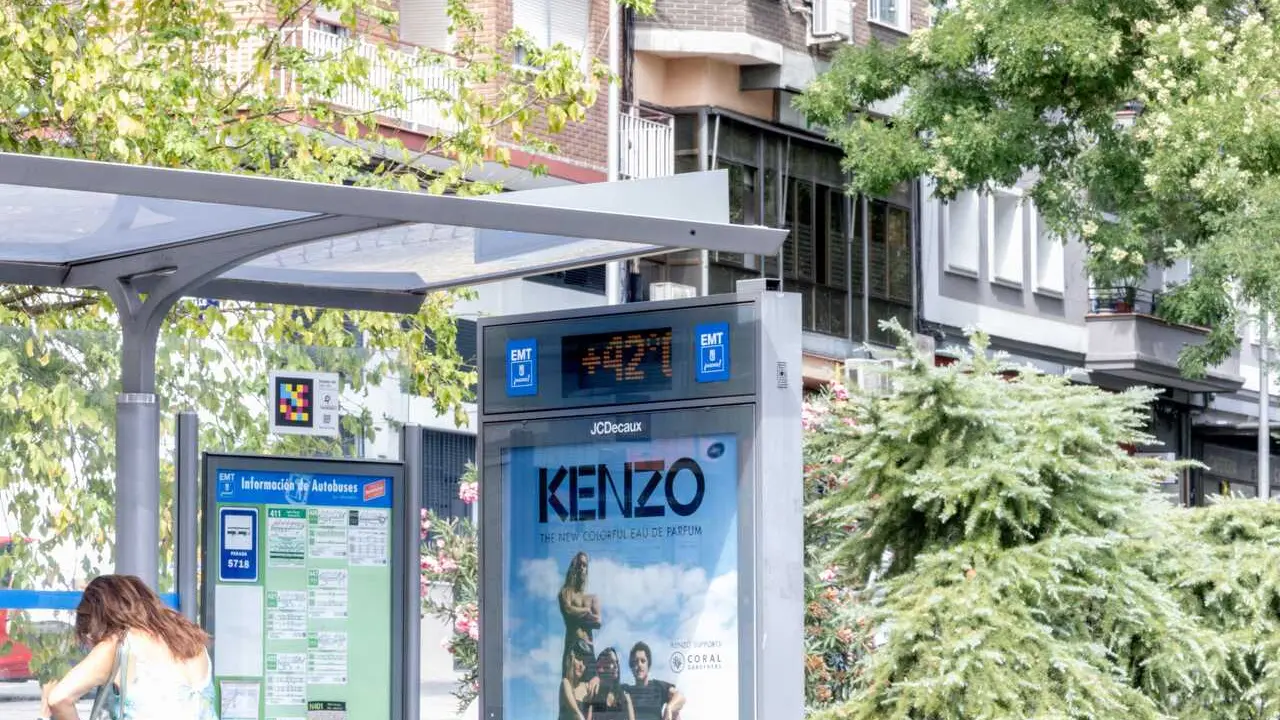 Archivo - El term&oacute;metro de una marquesina marca 42 grados, a 12 de agosto en Madrid (Espa&ntilde;a). 
