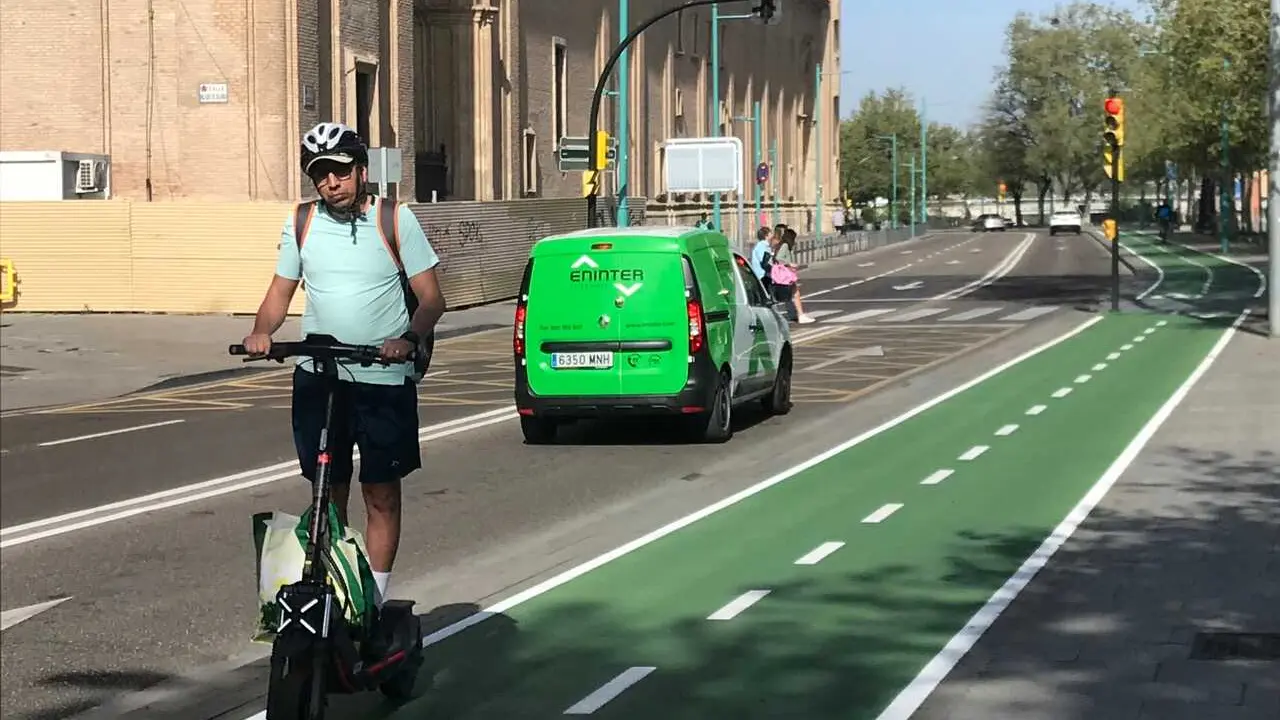 Archivo - Un patinete en un carril-bici
