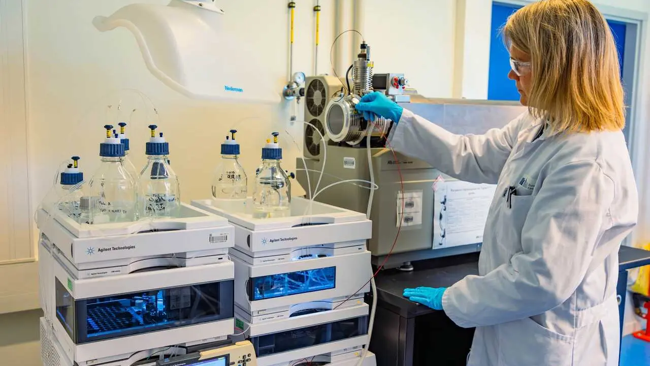 Archivo - Una investigadora trabaja con equipos en un laboratorio cient&iacute;fico.
