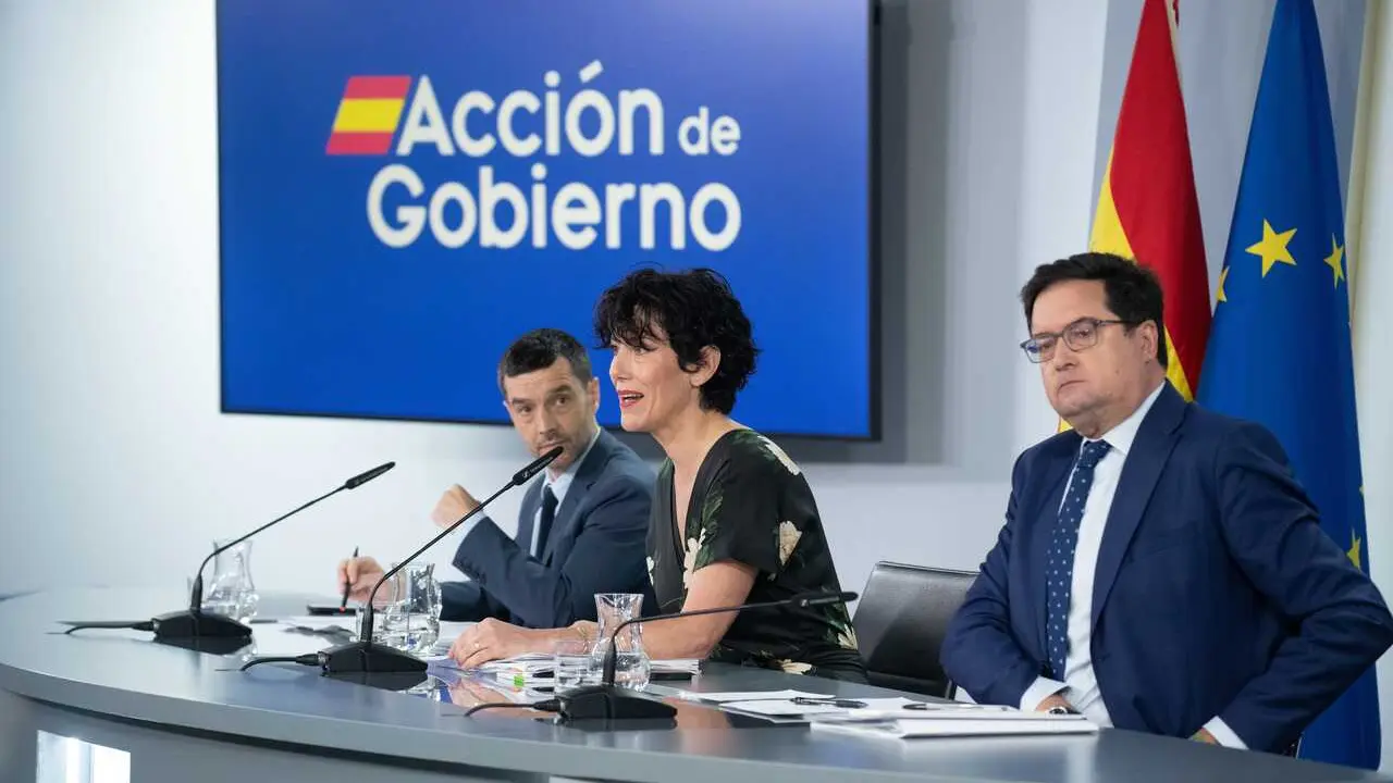El ministro de Derechos Sociales, Consumo y Agenda 2030, Pablo Bustinduy; la ministra de Inclusi&oacute;n, Seguridad Social y Migraciones y portavoz del Gobierno, Elma Saiz; y el ministro para la Transformaci&oacute;n Digital y de la Funci&oacute;n P&uacute;blica, &Oacute;scar L&oacute;pez