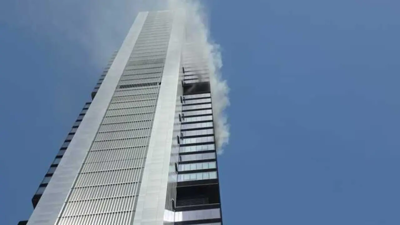 Columna de humo por un incendio en la torre Moeve, en Madrid