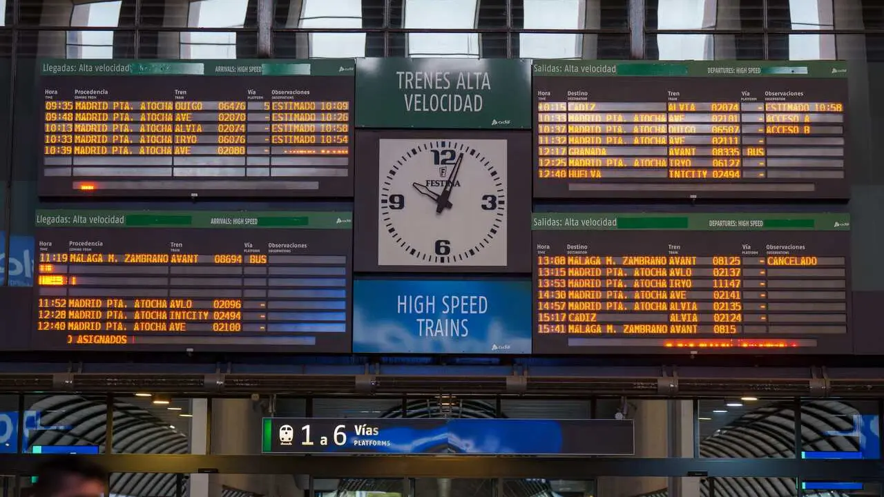 Archivo - Imagen del panel informativo de la estaci&oacute;n de trenes de Santa Justa de Sevilla anuncia los horarios de salidas y llegadas de Alta Velocidad con Madrid. A 17 de febrero de 2026, en Sevilla (Andaluc&iacute;a, Espa&ntilde;a). Los operadores ferroviarios Renfe e