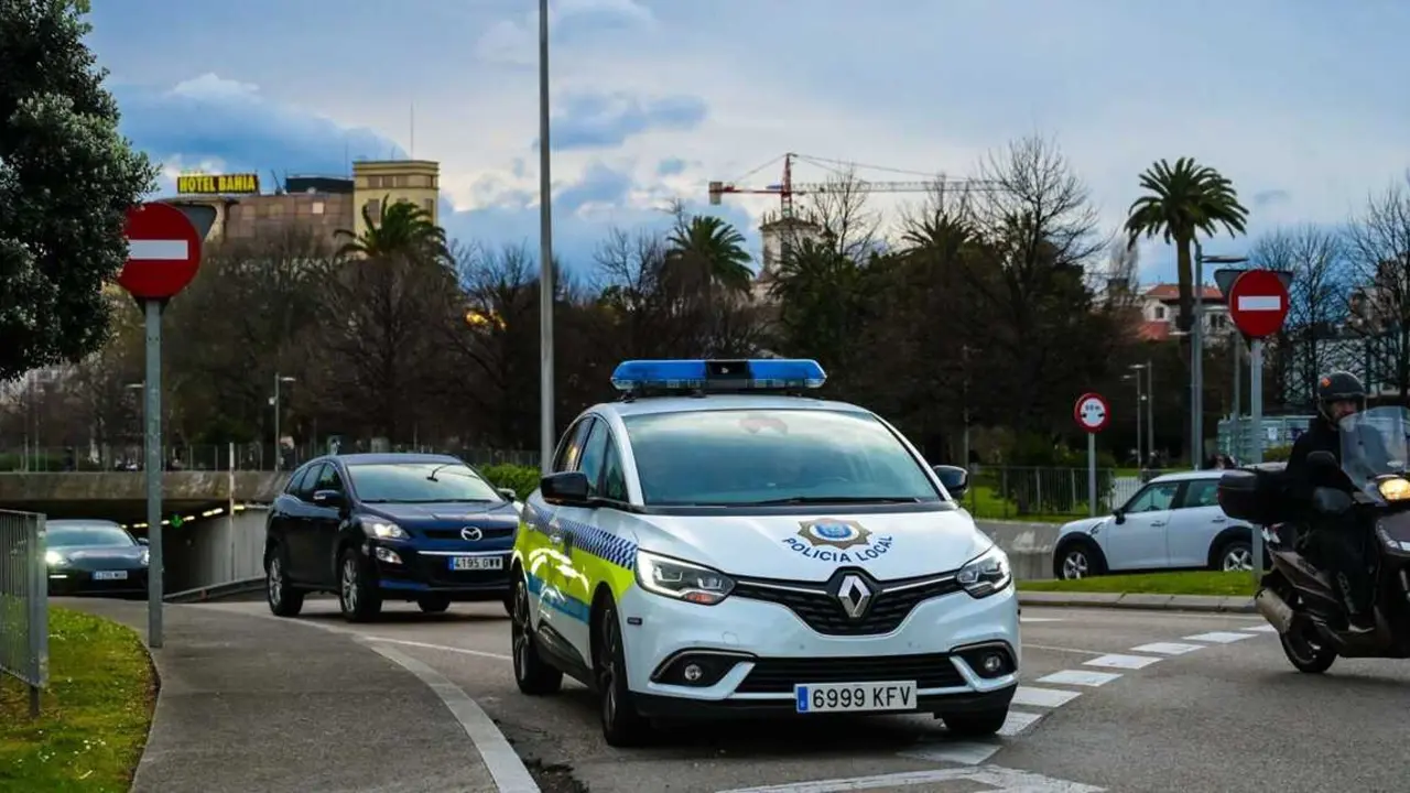Archivo - Veh&iacute;culo de la Polic&iacute;a Local de Santander