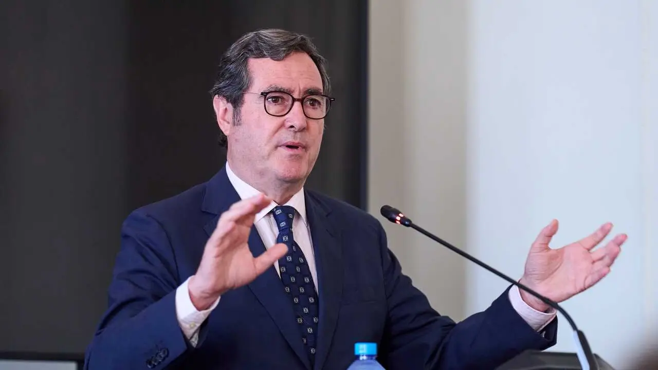 El presidente de la CEOE, Antonio Garamendi, durante el seminario de la Asociaci&oacute;n de Periodistas de Informaci&oacute;n Econ&oacute;mica (APIE), en la Universidad Internacional Men&eacute;ndez Pelayo (UIMP), a 24 junio de 2026, Santander, Cantabria (Espa&ntilde;a). 