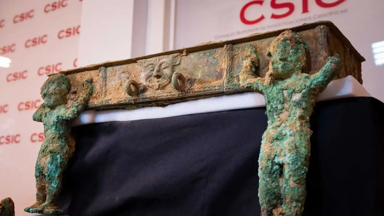 Los investigadores del Instituto de Arqueolog&iacute;a de M&eacute;rida descubren la mitad de un carro de bronce votivo '&uacute;nico' en la Pen&iacute;nsula Ib&eacute;rica en el yacimiento tart&eacute;sico de Casas del Turu&ntilde;uelo, en el municipio de Guare&ntilde;a (Badajoz).