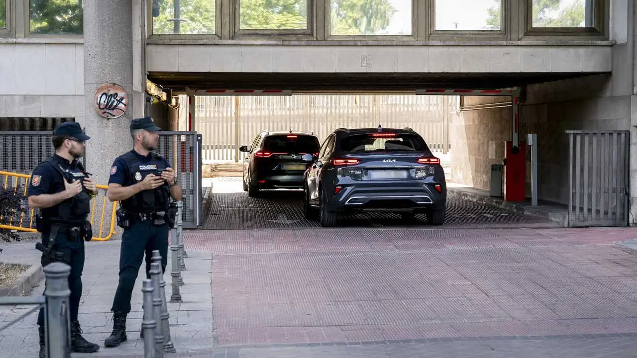 El veh&iacute;culo que traslada a la mujer del presidente del Gobierno, Bego&ntilde;a G&oacute;mez, a su llegada a los Juzgados de Plaza Castilla