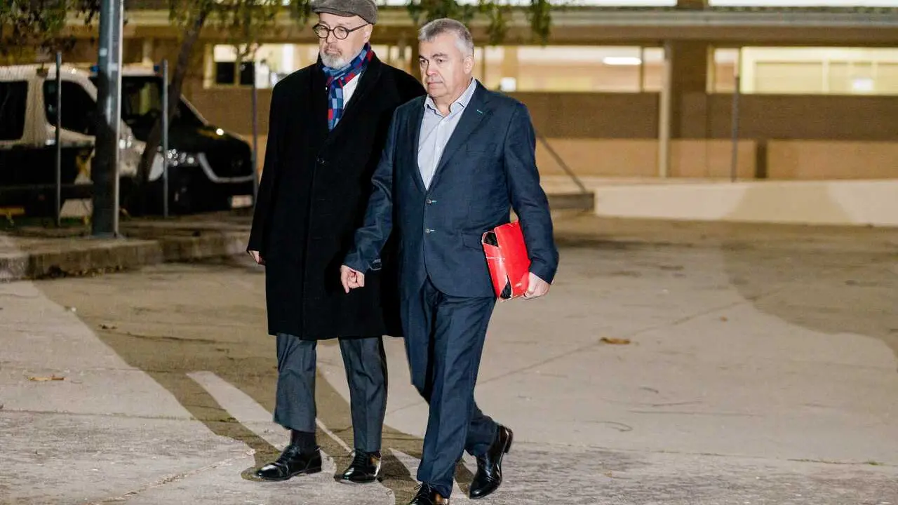 Archivo - El exsecretario de organizaci&oacute;n del PSOE Santos Cerd&aacute;n (d), junto a su abogado Jacobo Teijelo (i) a su salida de la prisi&oacute;n de Soto del Real, a 19 de noviembre de 2025, en Soto del Real, Madrid (Espa&ntilde;a).