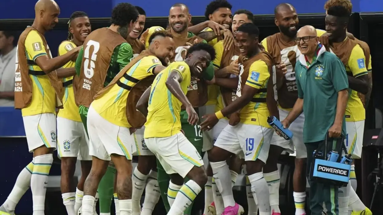 Vin&iacute;cius Jr celebrando con toda la selecci&oacute;n su gol ante Escocia