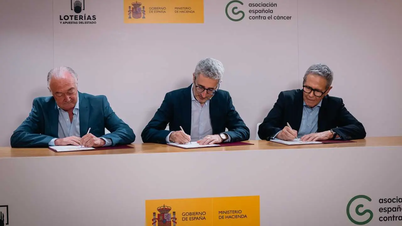 De izquierda a derecha: el presidente de SELAE, Jes&uacute;s Huerta; el ministro de Hacienda, Arcadi Espa&ntilde;a; y el presidente de la Asociaci&oacute;n Espa&ntilde;ola contra el C&aacute;ncer, Ram&oacute;n Reyes.