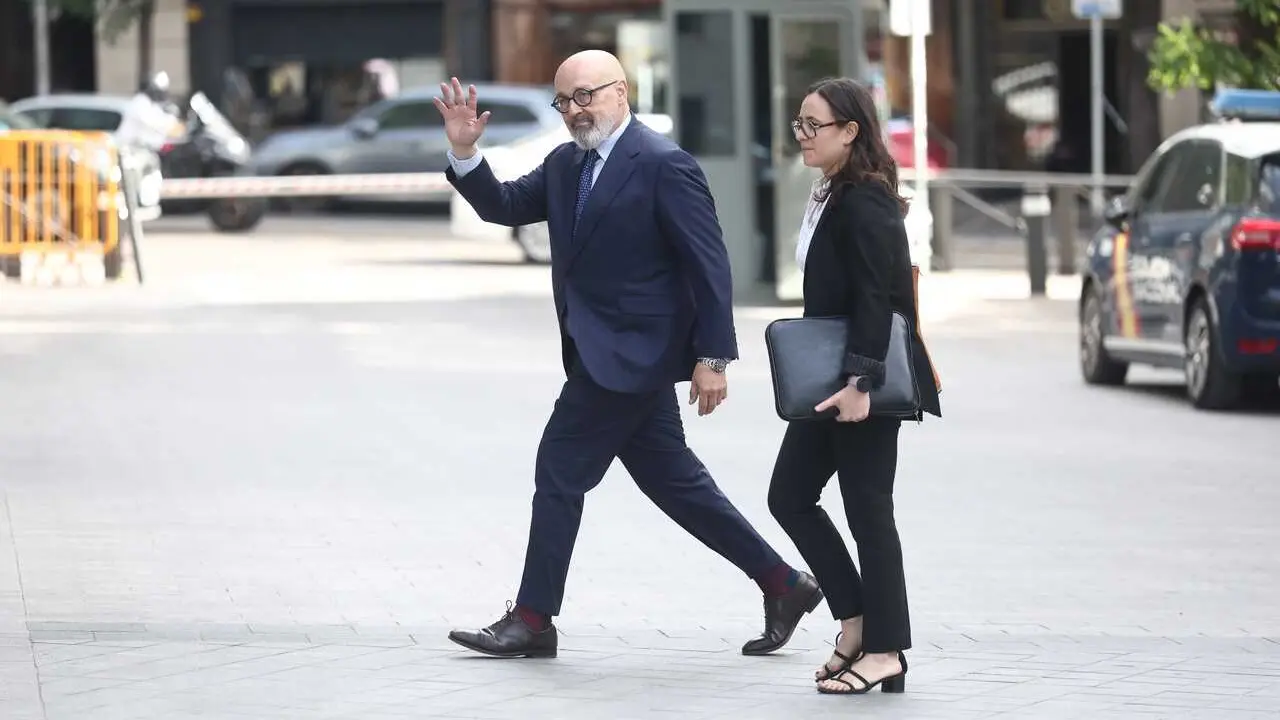 El abogado de Santos Cerd&aacute;n, Jacobo Teijelo, en su llegada a la Audiencia Nacional, a 25 de junio de 2026, en Madrid.