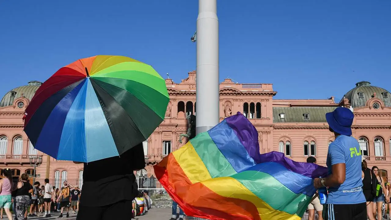 Archivo - Varias personas con la bandera arcoiris durante la Marcha Federal del orgullo antifascista y antirracista, a 1 de febrero en 2025, en Buenos Aires (Argentina). El motivo de la manifestaci&oacute;n es dar respuesta al discurso que dio el presidente arge