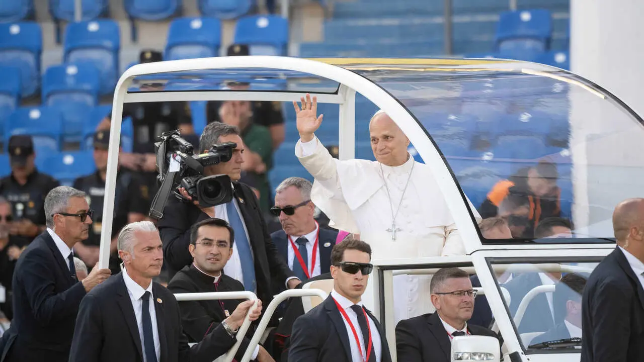 El Papa Le&oacute;n XIV a su llegada, en papam&oacute;vil, a la celebraci&oacute;n de la Santa Misa multitudinaria, a 11 de junio de 2026, en Las Palmas de Gran Canaria, Canarias (Espa&ntilde;a). 