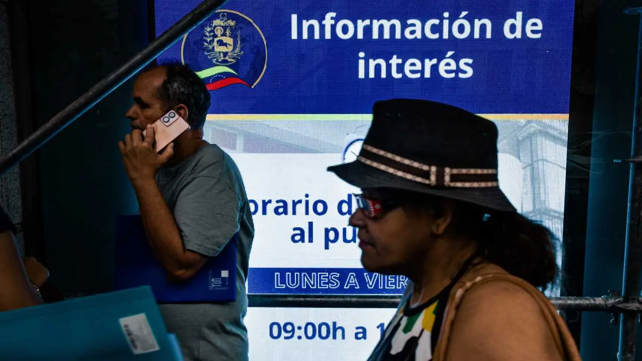 Una persona en el Consulado de Venezuela en Madrid, a 25 de junio de 2026, en Madrid (Espa&ntilde;a).