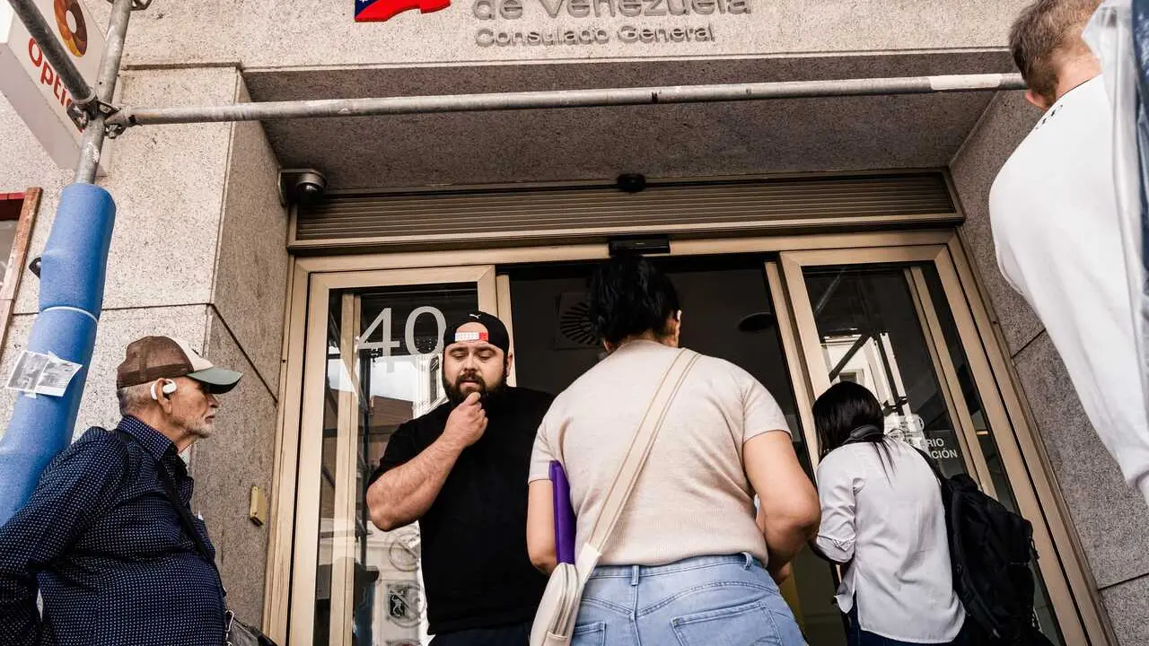 Gente en el Consulado de Venezuela en Madrid, a 25 de junio de 2026, en Madrid (Espa&ntilde;a).