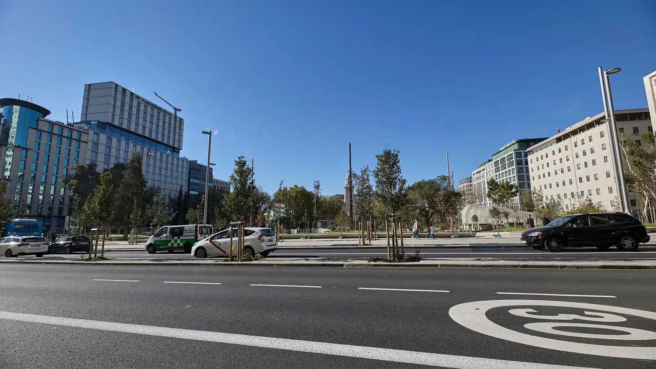 Archivo - Varios coches pasan por delante de la nueva Plaza de Espa&ntilde;a, que se prepara para reabrir y mostrar su nueva imagen, a 8 de noviembre de 2021, en Madrid, (Espa&ntilde;a). El Ayuntamiento de Madrid abrir&aacute; al p&uacute;blico la nueva Plaza de Espa&ntilde;a el pr&oacute;ximo lu