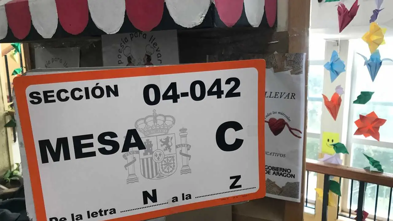 Archivo - Cartel de una mesa electoral.