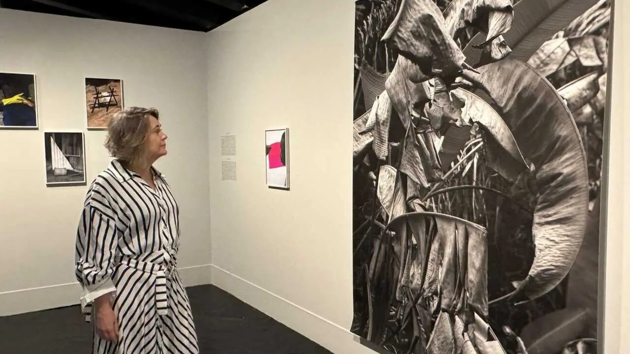 Rivera de la Cruz ante una de las fotograf&iacute;as de la muestra.