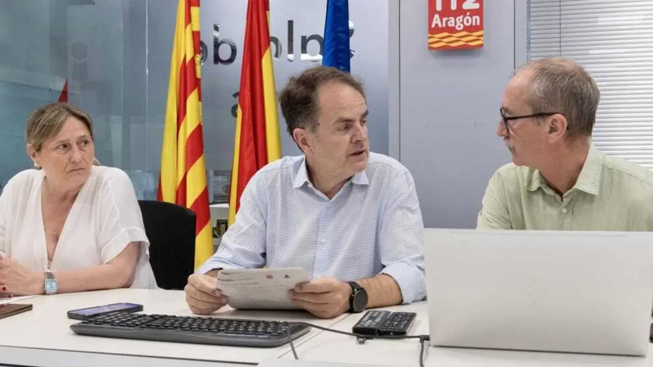 El consejero Roberto Berm&uacute;dez de Castro y el director general de Interior y Emergencias, Miguel &Aacute;ngel Clavero, en la reuni&oacute;n del CECOPI.