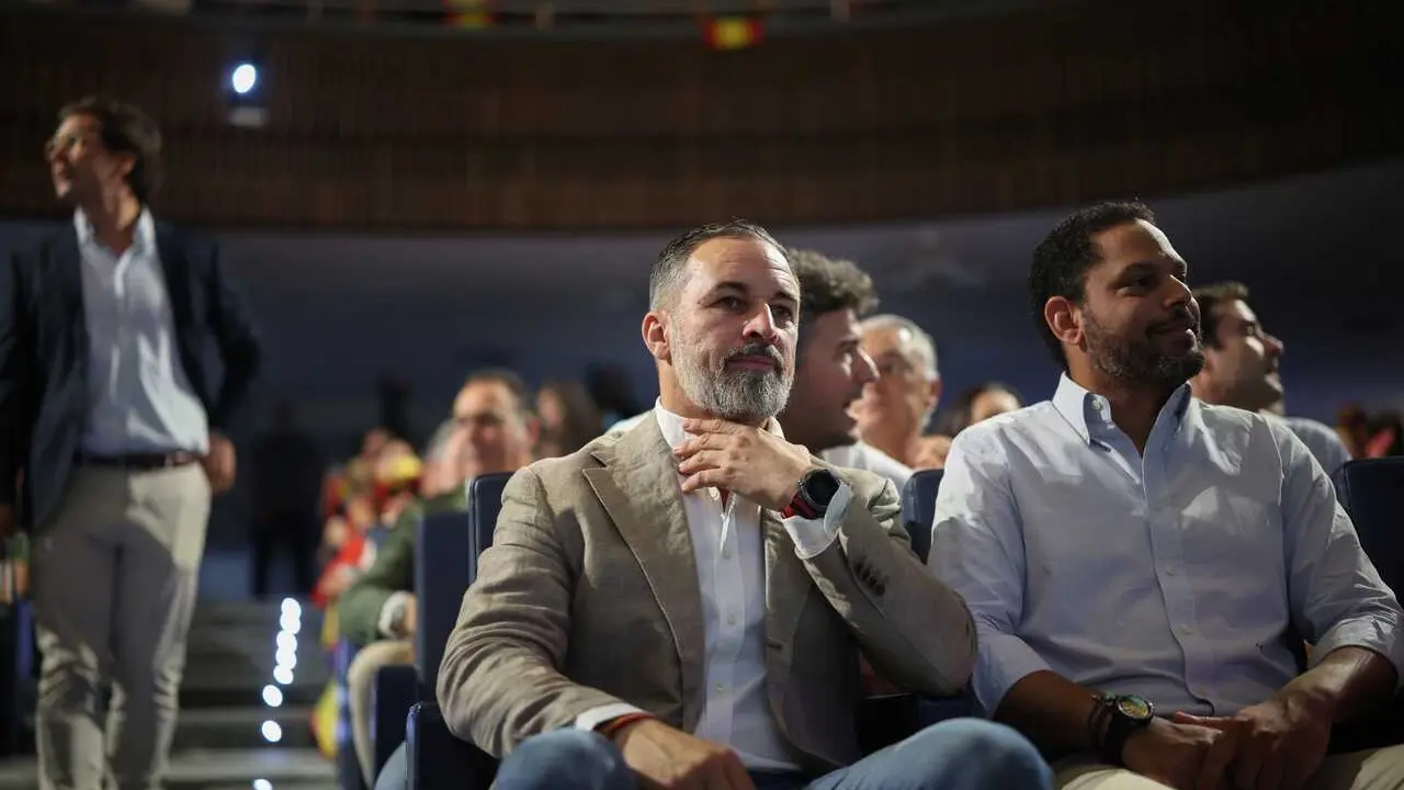 El presidente de Vox, Santiago Abascal (c), y el secretario general de Vox, Ignacio Garriga (d), durante la Asamblea Ordinaria de Vox 2026, el auditorio Mutua Madrile&ntilde;a, a 27 de junio de 2026, en Madrid (Espa&ntilde;a).  