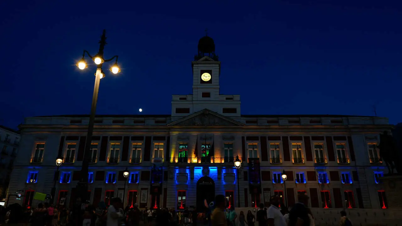 La Comunidad de Madrid ilumina con los colores de la bandera de Venezuela la fachada de la Real Casa de Correos
