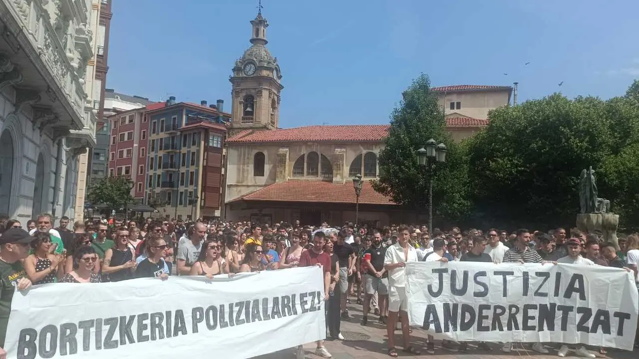 Concentraci&oacute;n por el fallecimiento del joven tras la actuaci&oacute;n policial del pasado lunes