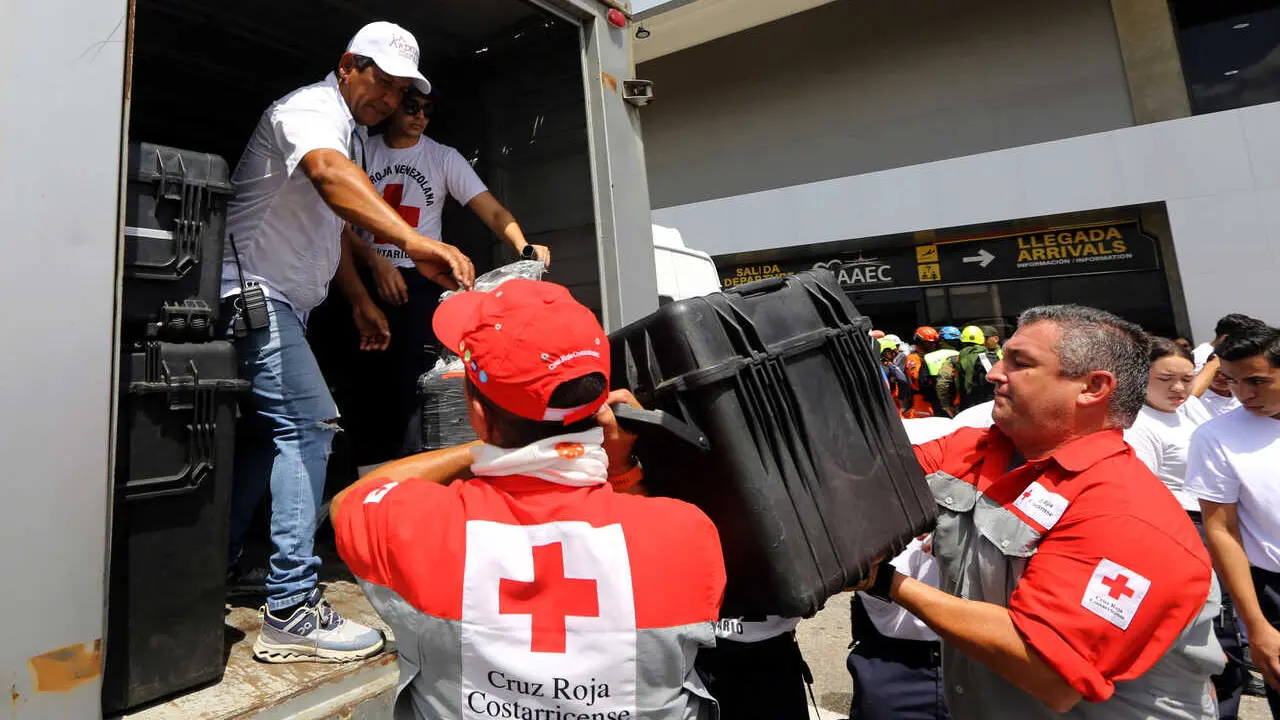 Imagen de tareas de salvamento por los terremotos de Venezuela 
