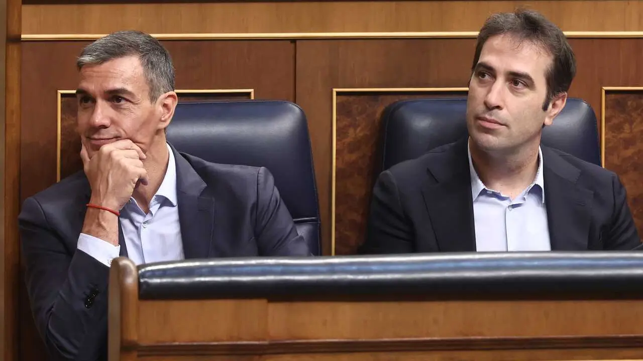 El presidente del Gobierno, Pedro S&aacute;nchez (i), y el vicepresidente primero y ministro de Econom&iacute;a, Comercio y Empresa, Carlos Cuerpo.