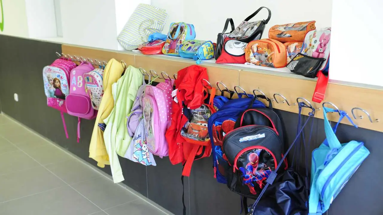 Archivo - Colegio, material escolar, mochilas, estuches, ni&ntilde;os, clase