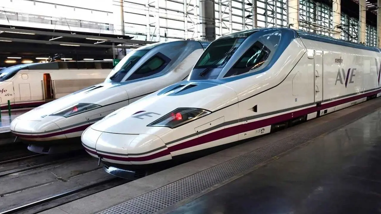 Archivo - Trenes AVE de Renfe