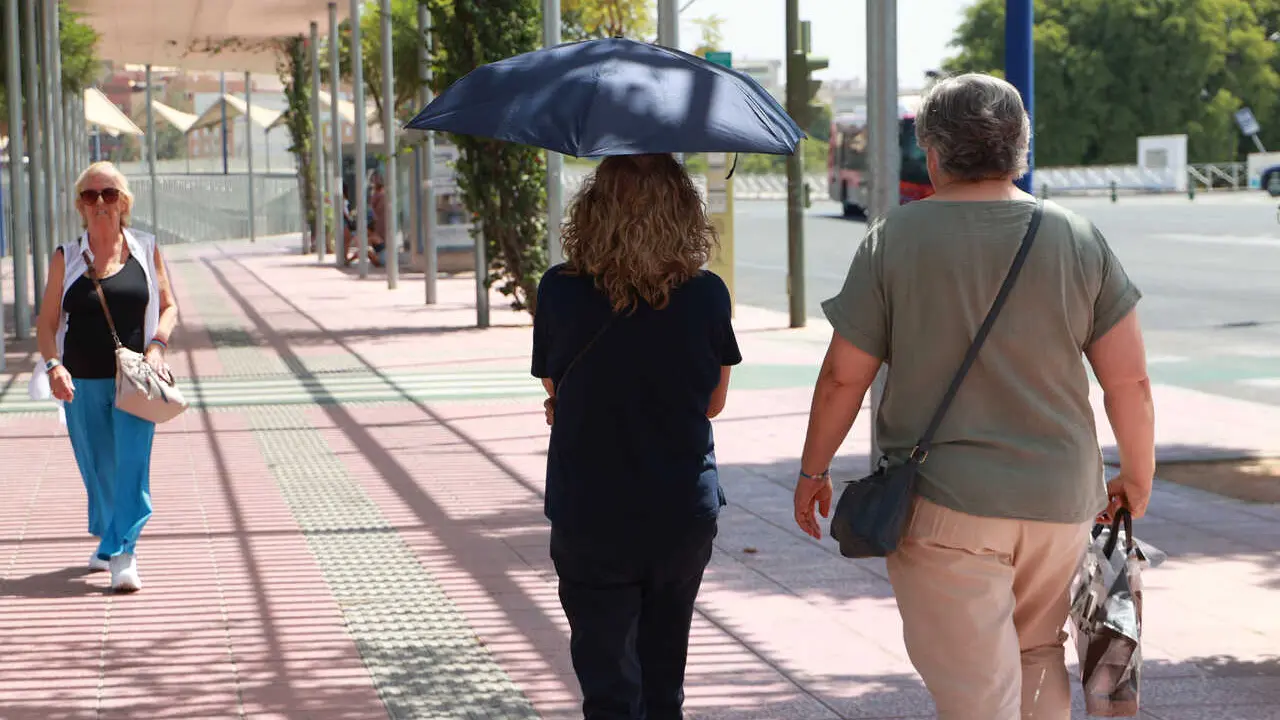 Archivo - Una mujer usa un paraguas para protegerse de las altas temperaturas, a 24 de agosto en Sevilla (Andaluc&iacute;a, Espa&ntilde;a). La ola de calor acaba este jueves con la llegada de una vaguada que bajar&aacute; las temperaturas. El fin de semana se esperan lluvias 