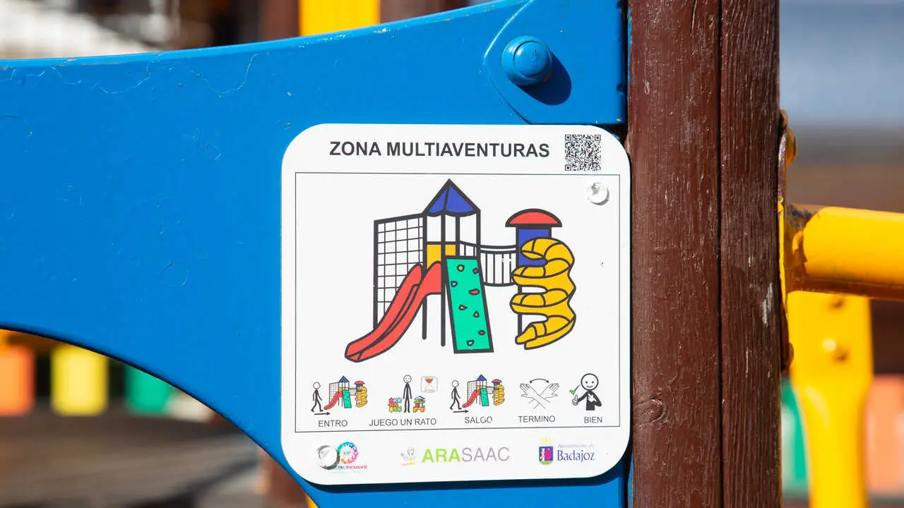 Archivo - Imagen de archivo de un pictograma o placa visual instalada en un parque para ni&ntilde;os con espectro autista.