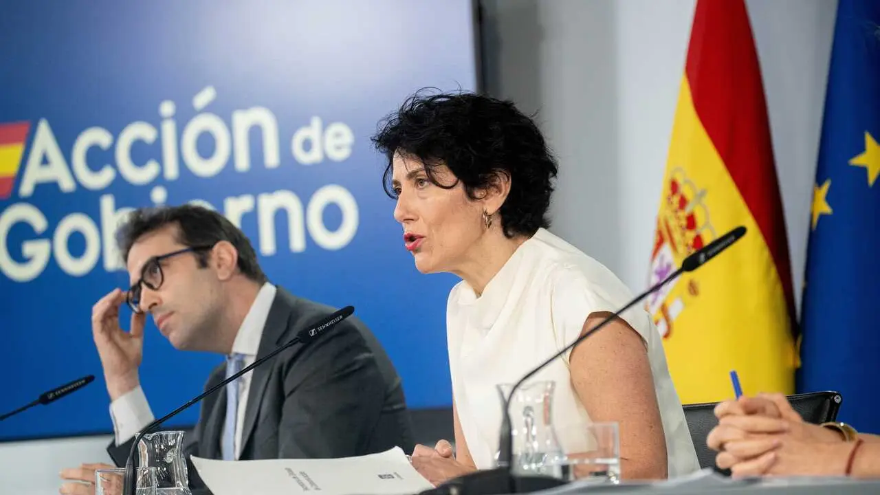 La ministra Portavoz, Elma Saiz, y el vicepresidente primero y ministro de Econom&iacute;a, Comercio y Empresa, Carlos Cuerpo, durante una rueda de prensa tras el Consejo de Ministros, a 29 de junio de 2026, en Madrid (Espa&ntilde;a). 