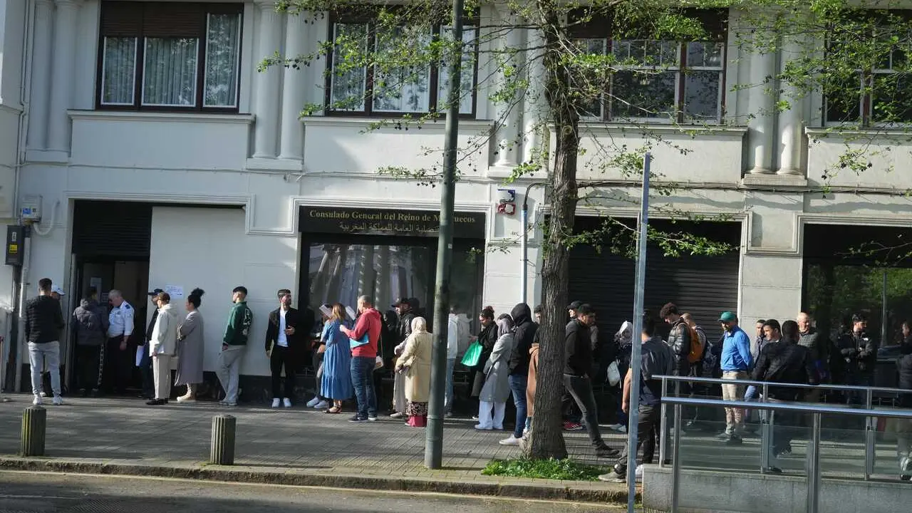 Archivo - Varias personas hacen cola en el Consulado General del Reino de Marruecos, a 20 de abril de 2026, en Bilbao, Pa&iacute;s Vasco (Espa&ntilde;a). 
