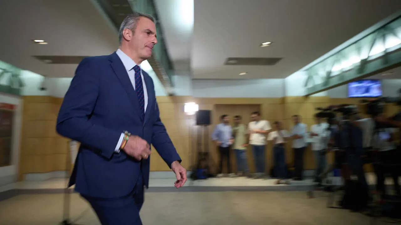 Archivo - El vicepresidente de Vox, Javier Ortega Smith, tras una rueda de prensa posterior al pleno del Ayuntamiento, en el Palacio de Cibeles, a 28 de septiembre de 2023, en Madrid (Espa&ntilde;a).