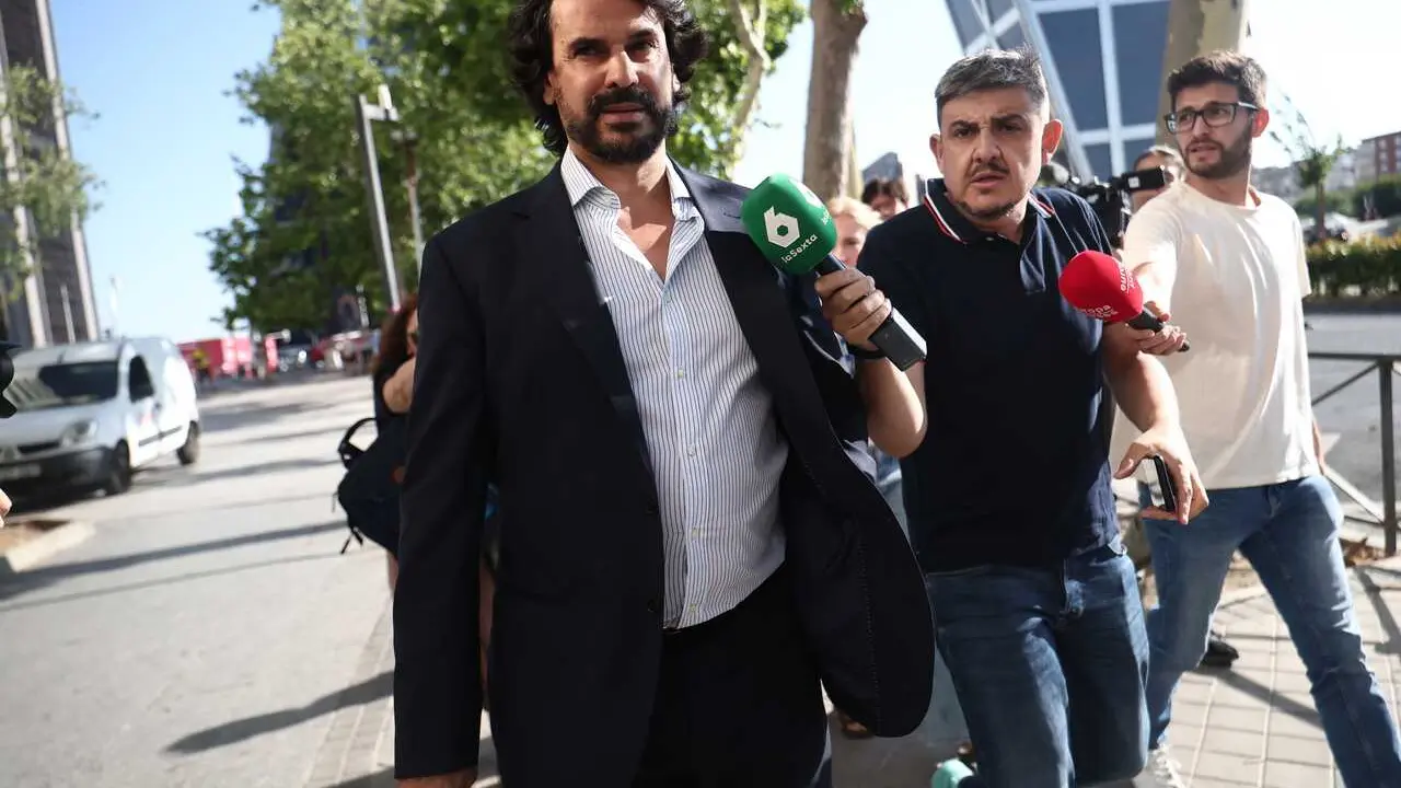 La pareja de la presidenta de la Comunidad de Madrid, Alberto Gonz&aacute;lez Amador, a su salida de los Juzgados de Plaza de Castilla, a 30 de junio de 2026, en Madrid (Espa&ntilde;a). 