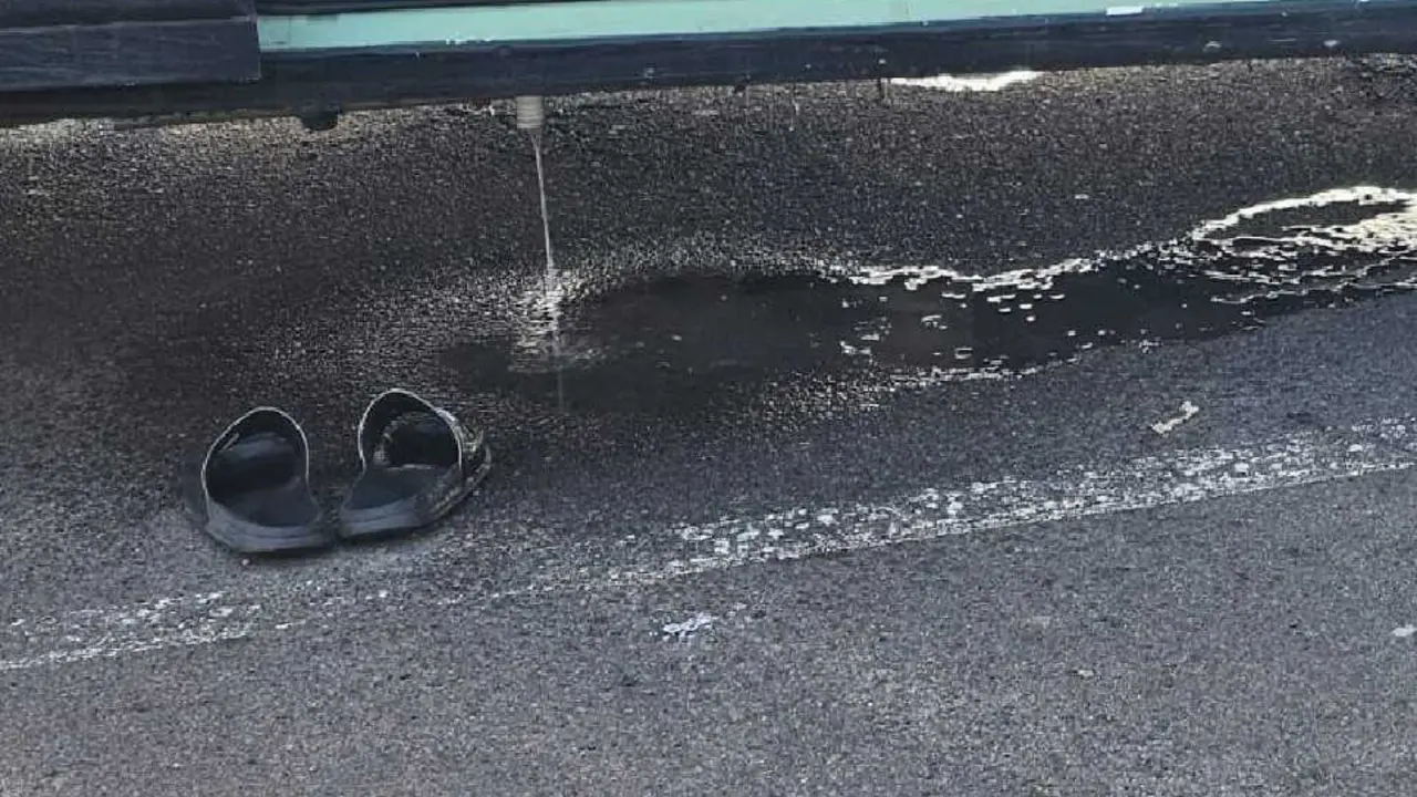 Playa Las Teresitas (Tenerife). Descarga de aguas fecales por parte de una autocaravana en una zona de uso com&uacute;n.