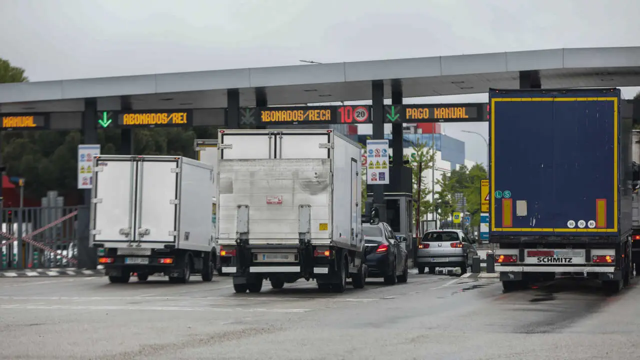 Archivo - Varios camiones esperan para pasar por el peaje de acceso a Mercamadrid