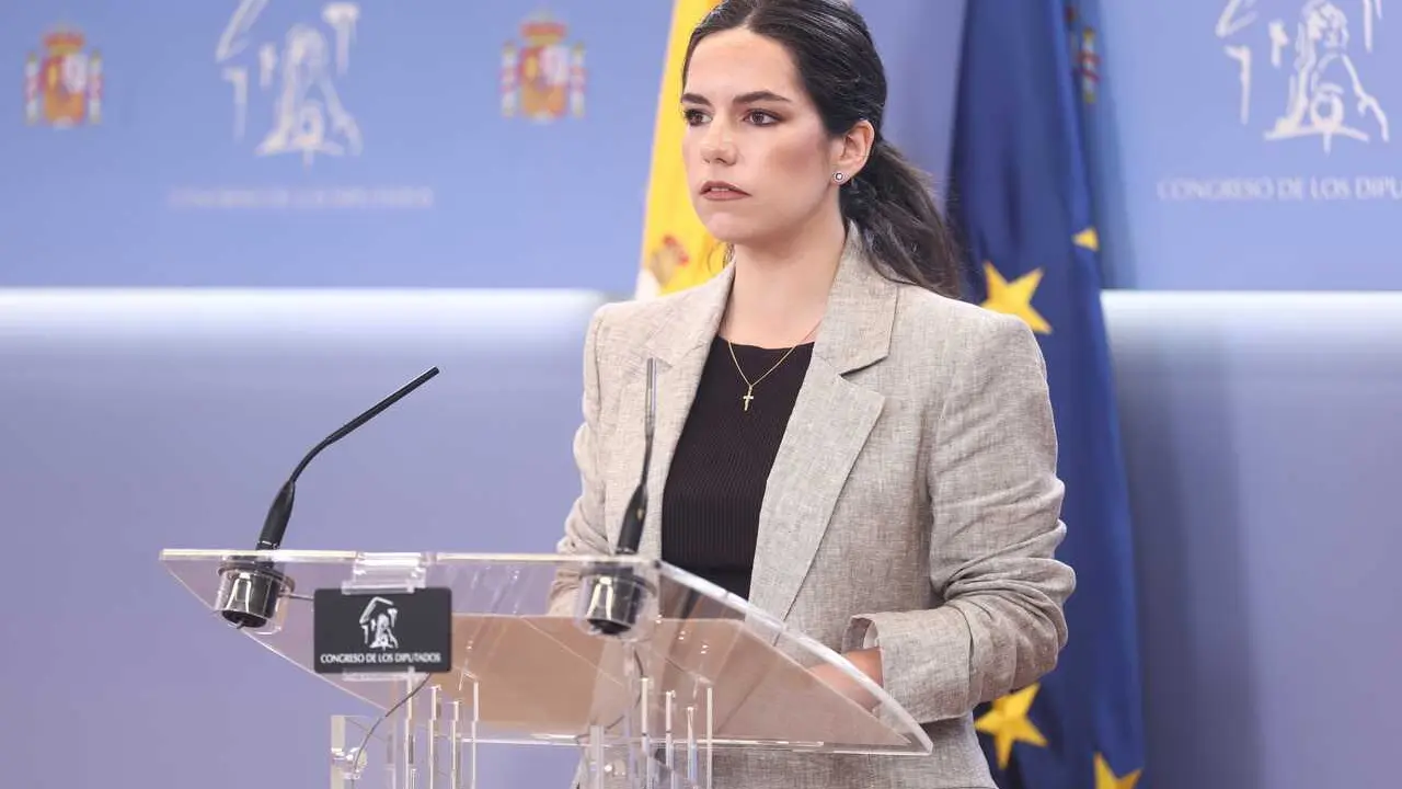 La portavoz de Vox en el Congreso, Pepa Mill&aacute;n, durante una rueda de prensa en el Congreso.