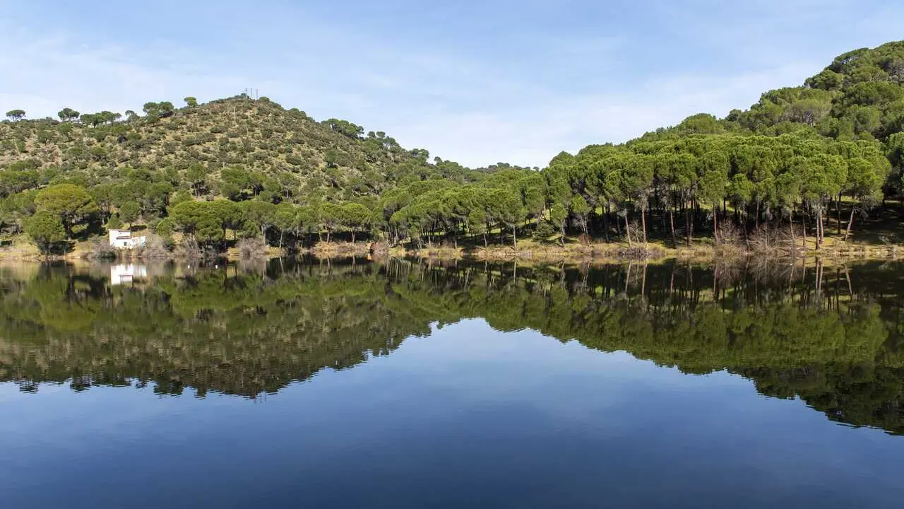 Archivo - Un tramo de la V&iacute;a Verde del Alberche, a 22 de febrero de 2026, en Pelayos de la Presa, Madrid (Espa&ntilde;a).