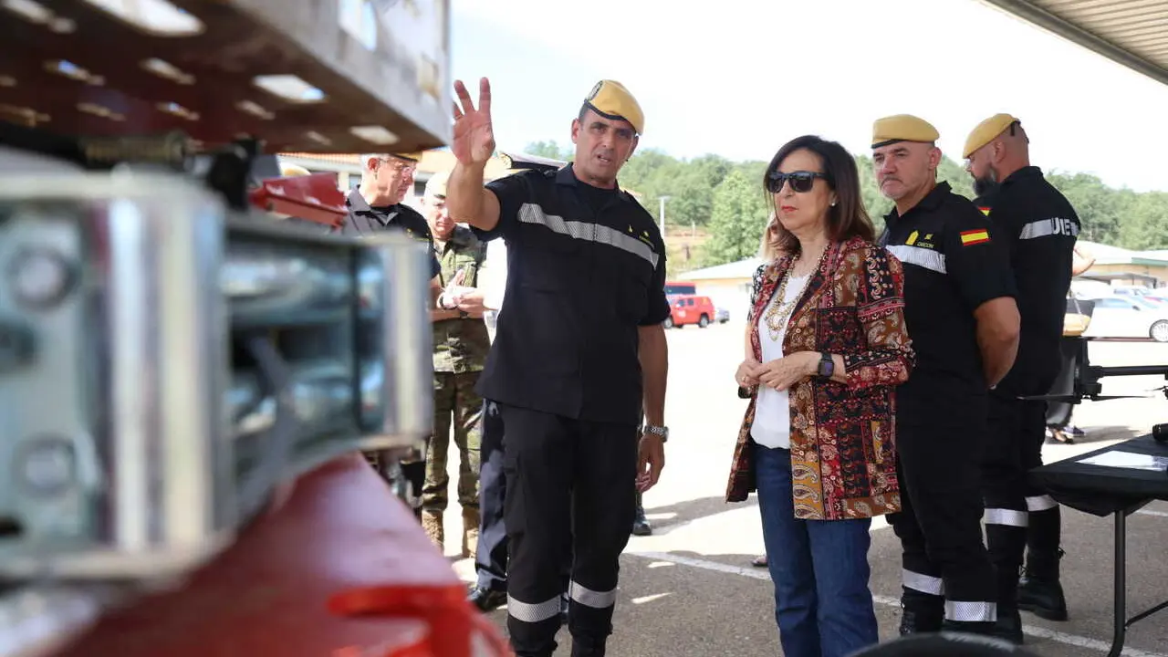 La ministra de Defensa, Margarita Robles, durante su visita al V Batall&oacute;n de Intervenci&oacute;n en Emergencias (BIEM V) y la Unidad de Drones de la UME (Udrume), en la Base Militar 'Conde de Gazola' (Le&oacute;n).