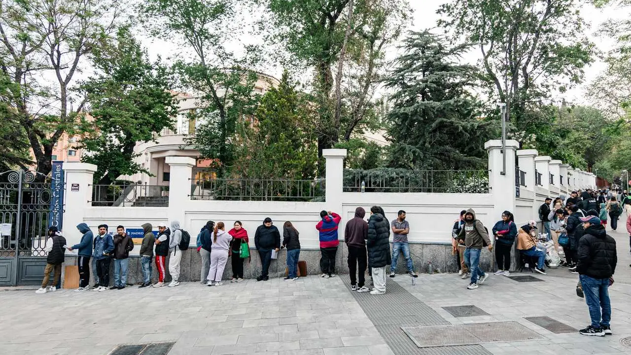 Archivo - Varias personas hacen cola para conseguir el certificado de vulnerabilidad en una Oficina de Asistencia en Materia de Registro, a 22 de abril de 2026, en Madrid (Espa&ntilde;a). 