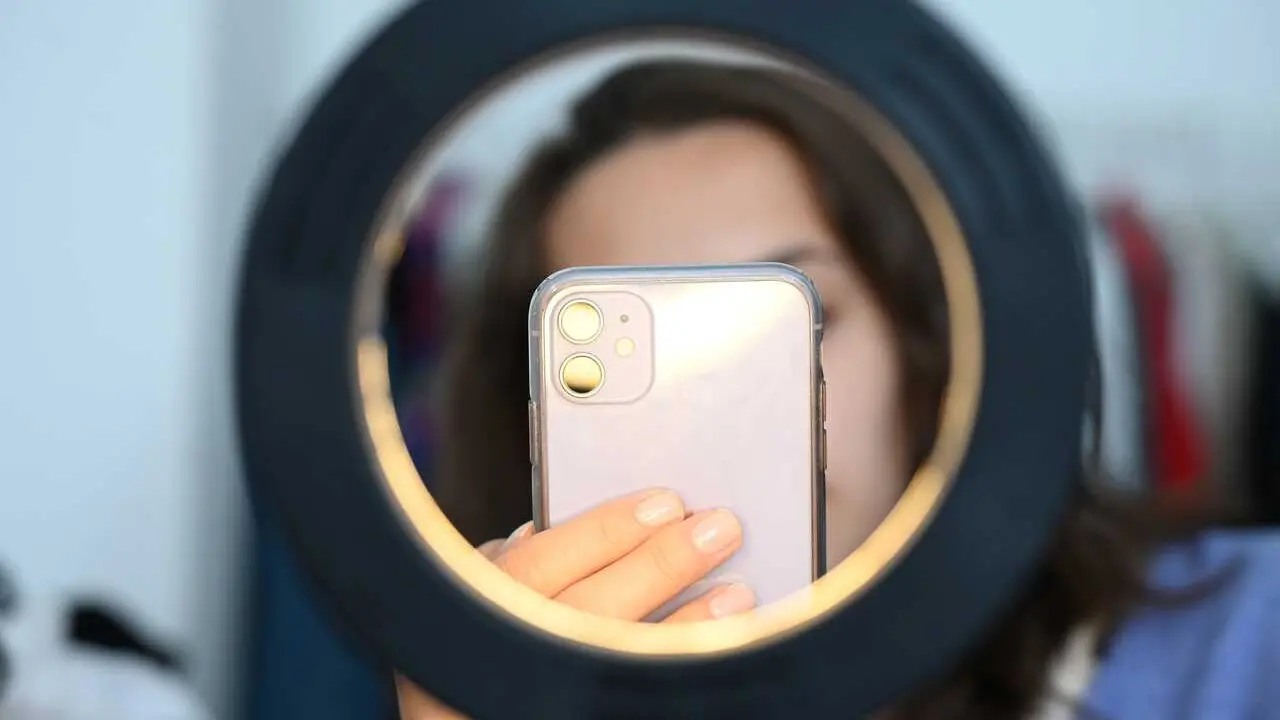 Archivo - Una joven se hace una fotograf&iacute;a con su tel&eacute;fono m&oacute;vil