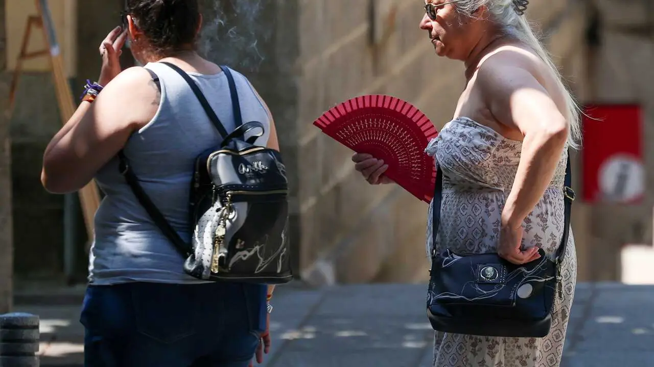 Archivo - Una mujer se abanica durante la ola de calor, en Madrid (Espa&ntilde;a)